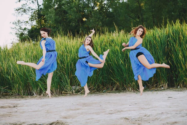 Girls in nature — Stock Photo, Image