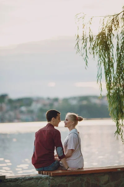 Paar in der Nähe des Flusses — Stockfoto