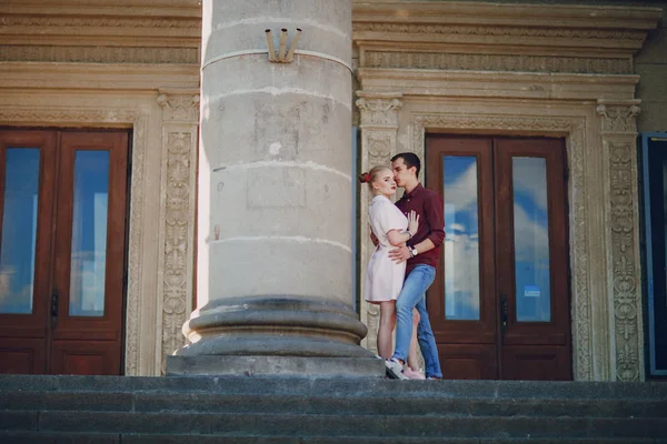 Pareja en una ciudad — Foto de Stock