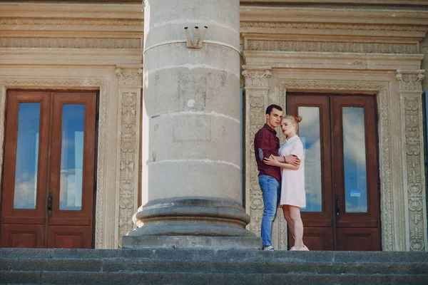 Pareja en una ciudad — Foto de Stock