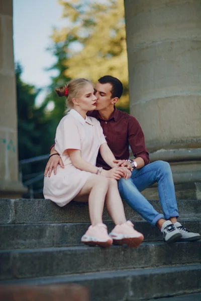 Pareja en una ciudad — Foto de Stock