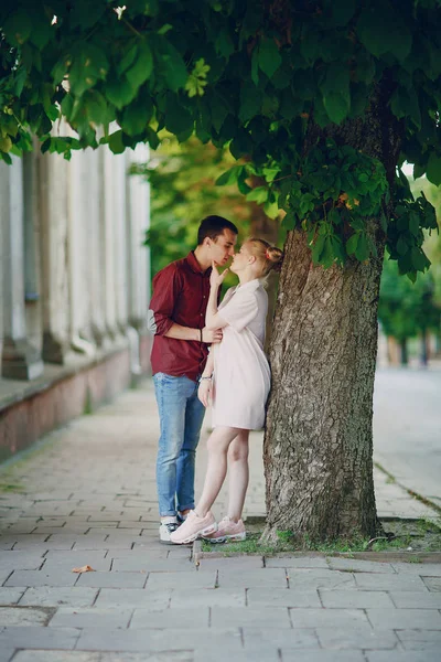 Paar in einer Stadt — Stockfoto