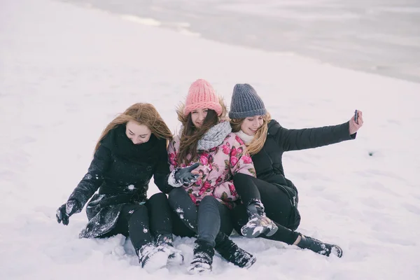 Girls in nature — Stock Photo, Image