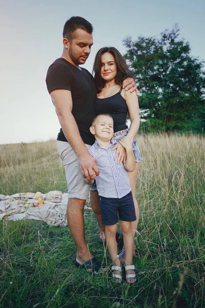 bir çocuk ile genç aile açık havada eğlence var