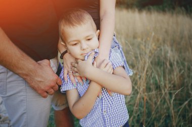 bir çocuk ile genç aile açık havada eğlence var