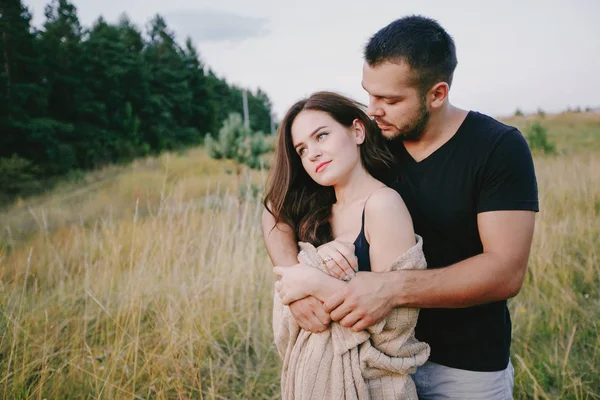 Jeune famille avec un enfant s'amuser à l'extérieur — Photo