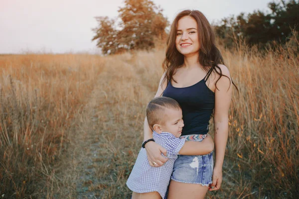 Giovane famiglia con un bambino divertirsi all'aperto — Foto Stock