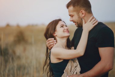 bir çocuk ile genç aile açık havada eğlence var