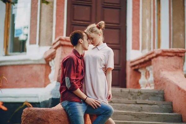 Casal em uma cidade — Fotografia de Stock