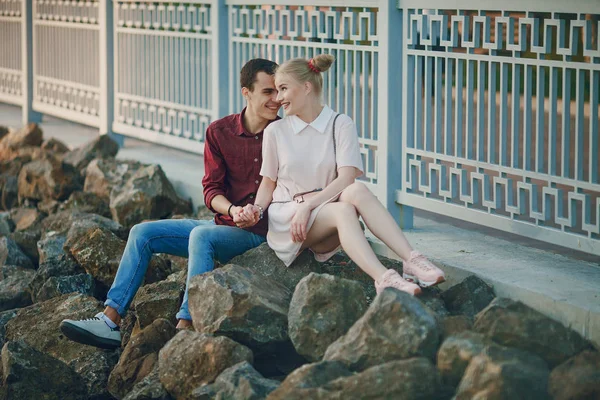 Casal em uma cidade — Fotografia de Stock