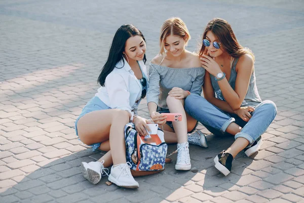 Chicas en la ciudad — Foto de Stock