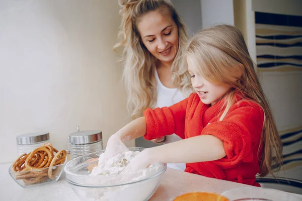 Familie in der Küche — Stockfoto