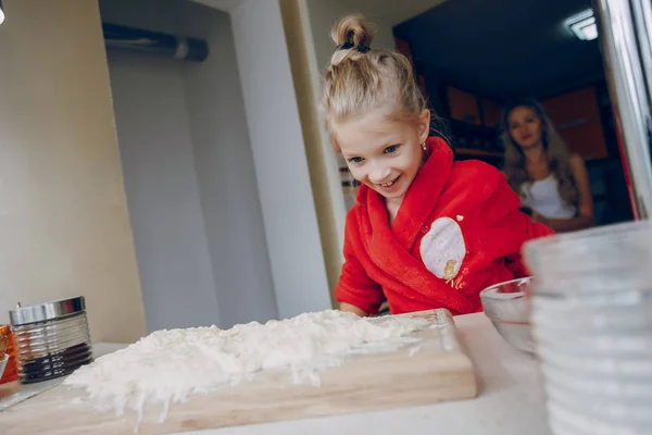 Chica en la cocina — Foto de Stock