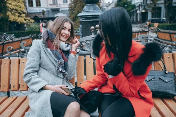 Duas meninas em um banco — Fotografia de Stock