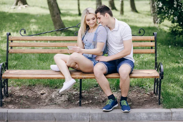 Couple in nature — Stock Photo, Image