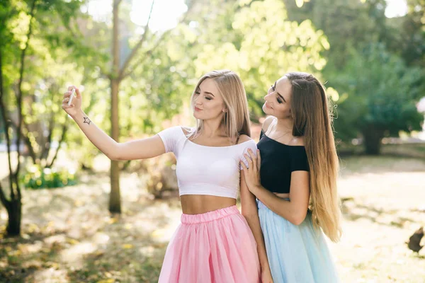 Menina com telefone — Fotografia de Stock