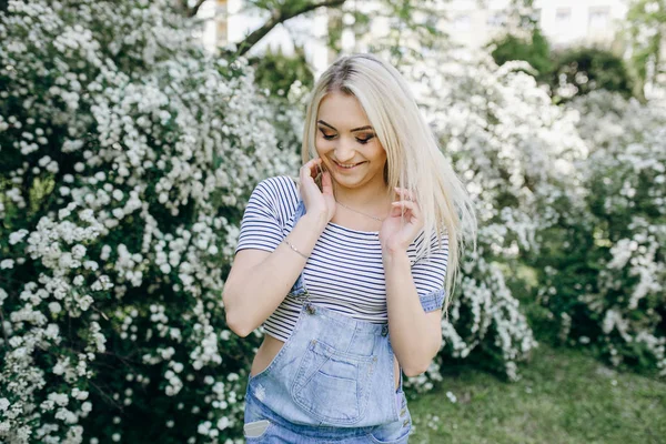 Girl in nature — Stock Photo, Image