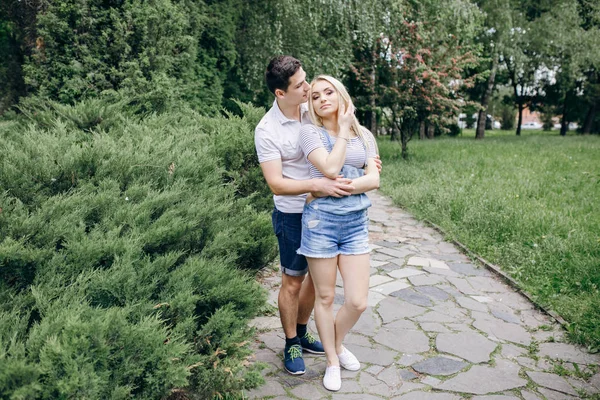 Pareja en la naturaleza — Foto de Stock