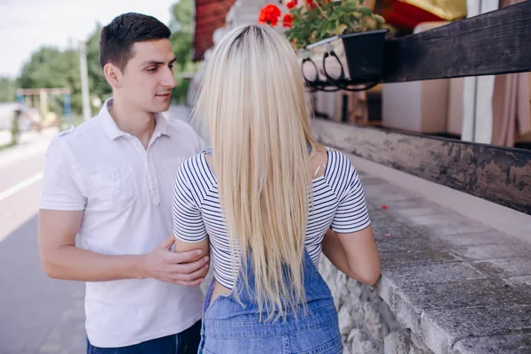 Couple in nature — Stock Photo, Image