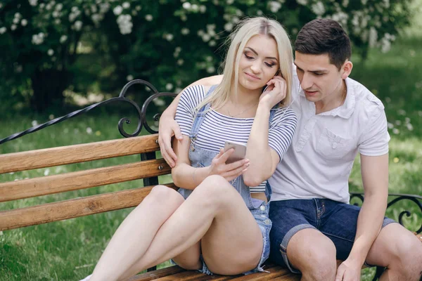 Pareja en la naturaleza —  Fotos de Stock