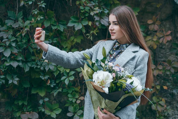 Ragazza con un bouquet — Foto Stock