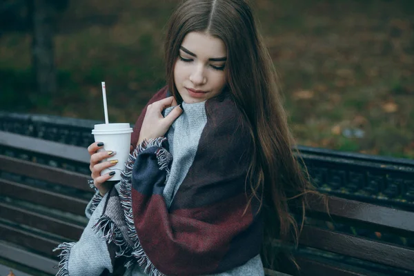 Mädchen auf der Bank — Stockfoto