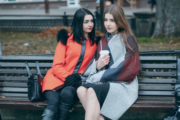 Chicas en el banco —  Fotos de Stock