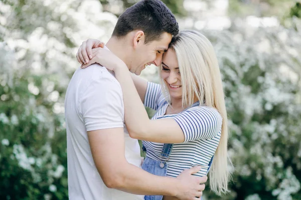 Casal na natureza — Fotografia de Stock