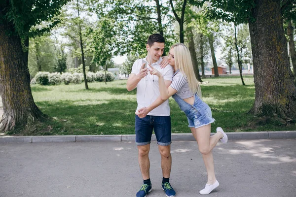 Paar in de natuur — Stockfoto