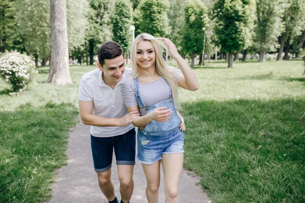 Pareja en la naturaleza — Foto de Stock