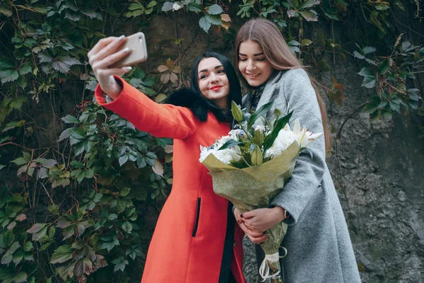 Meninas com flores — Fotografia de Stock