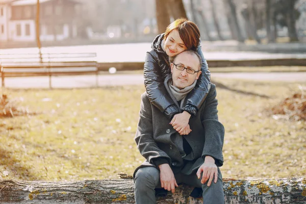 Pár v procházku — Stock fotografie