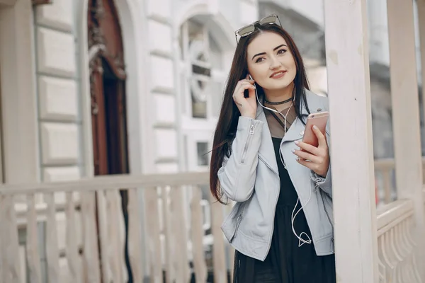 Chica en la ciudad — Foto de Stock