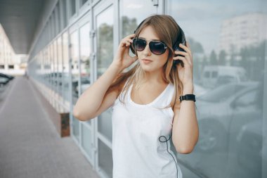 kulaklıklar ile sarışın