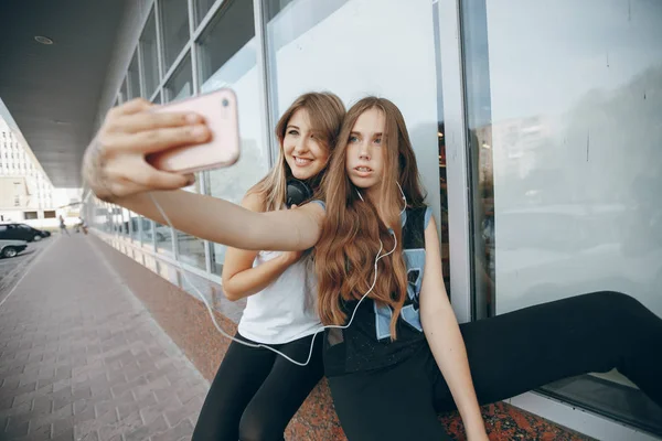 Meninas com fone de ouvido — Fotografia de Stock