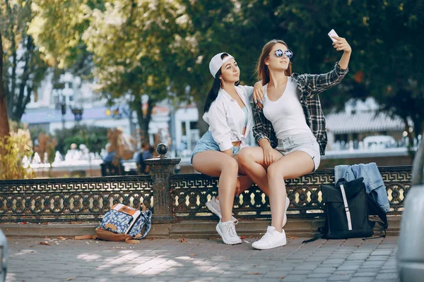 Mädchen in der Stadt — Stockfoto