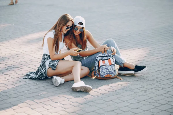 Chicas en la ciudad — Foto de Stock