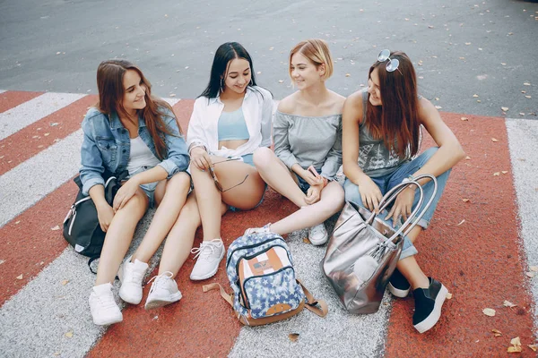 Chicas en la ciudad — Foto de Stock