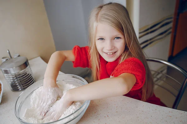 Ragazza in cucina — Foto Stock