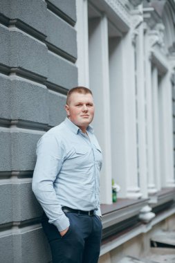 Şehir içindeki çocuk