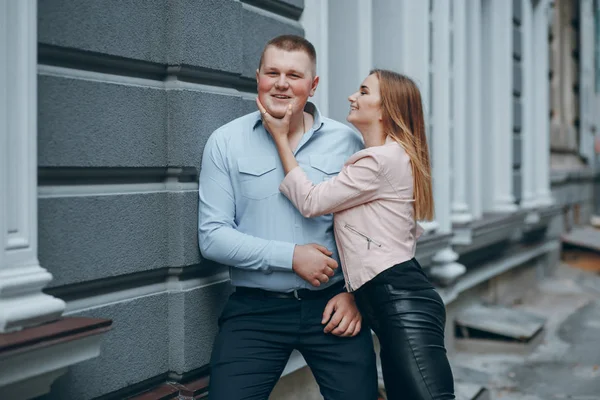 Pareja en la ciudad —  Fotos de Stock