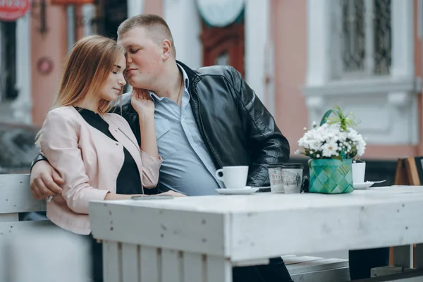 Pareja en la ciudad —  Fotos de Stock