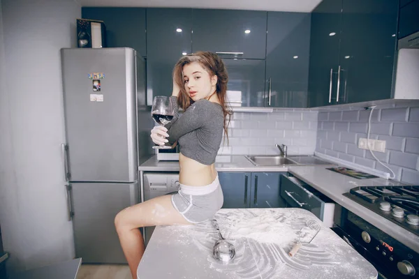 Lány a konyhában — Stock Fotó