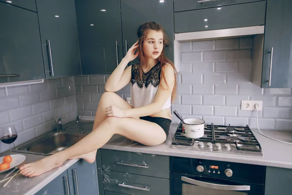 Menina na cozinha — Fotografia de Stock