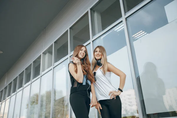 Chicas con auriculares — Foto de Stock