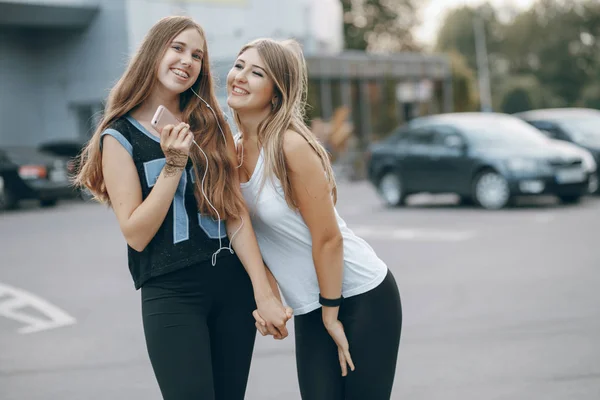 Meninas com fones de ouvido — Fotografia de Stock