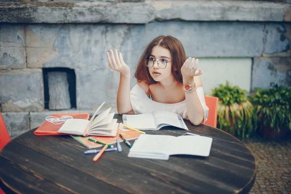 Estudante do sexo feminino estudar — Fotografia de Stock