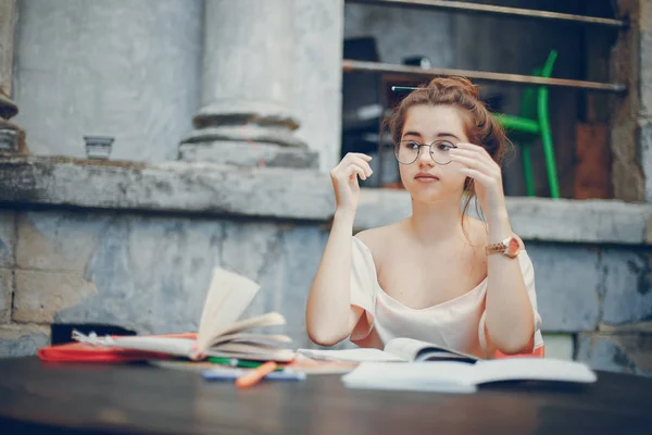 Vrouwelijke student studeert — Stockfoto