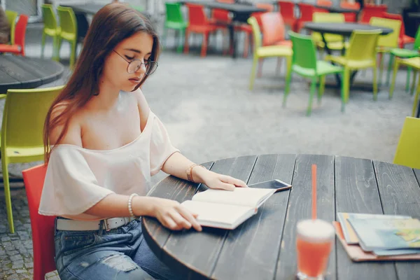 Estudante do sexo feminino estudar — Fotografia de Stock