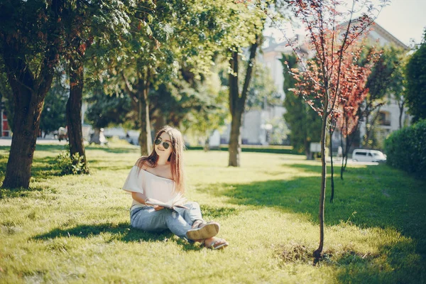 Dívka v parku — Stock fotografie